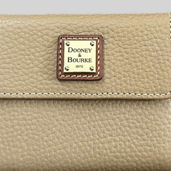 Dooney & Bourke Tan Pebble Grain Wallet-EUC-Like New-Retail $138 - Picture 5 of 5